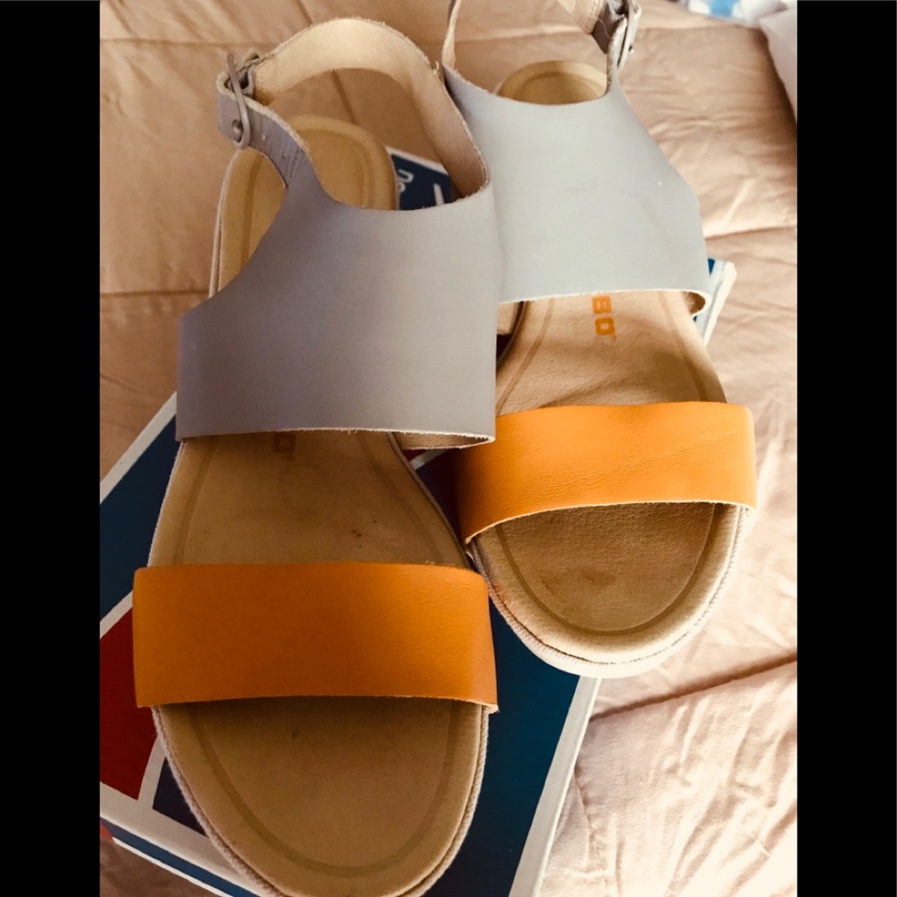 TSUBO leather upper wedges